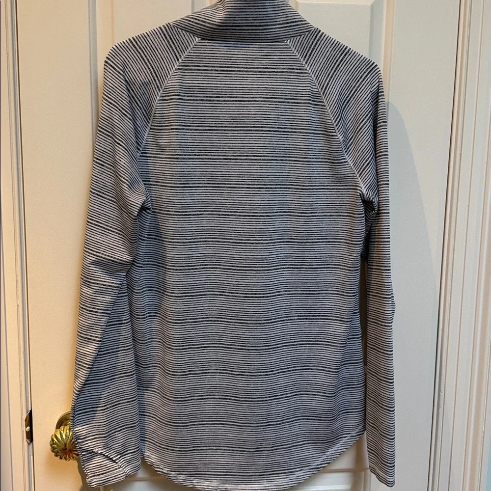 UA Under Armour sz L black white stripe l/s top collar detail - 2 ways to wear - Picture 6 of 8